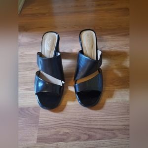 Women Naturalizer slip on black open toe sandal.